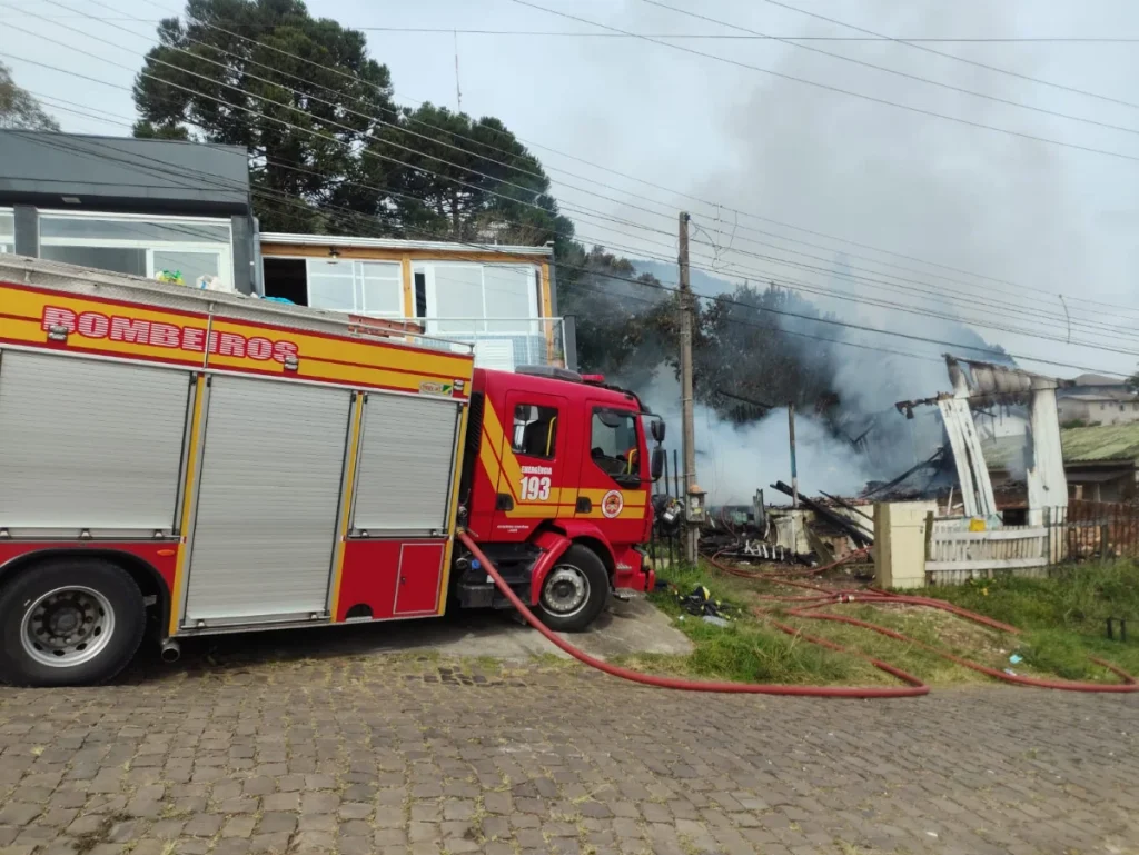 Incêndio destrói residência em Lages, na Serra catarinense