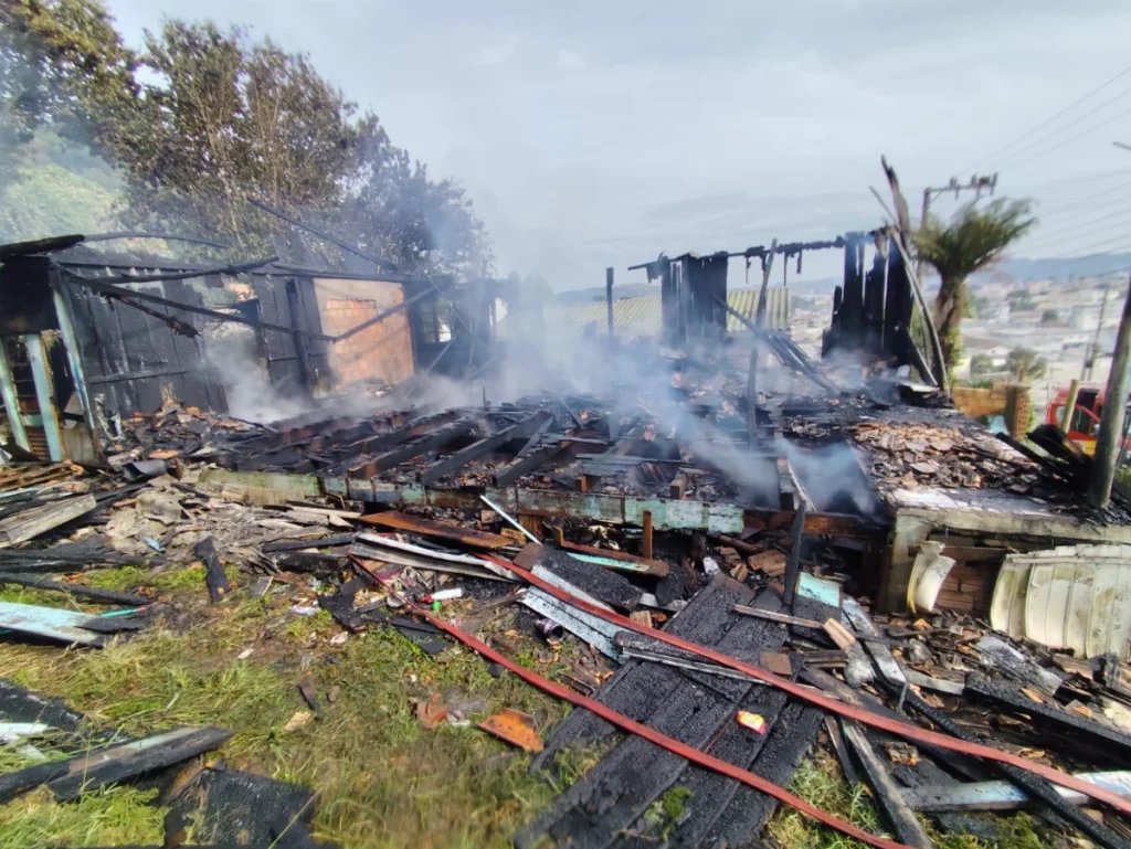 Incêndio destrói residência em Lages, na Serra catarinense