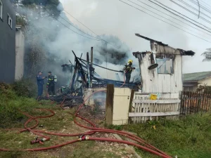 Incêndio destrói residência em Lages, na Serra catarinense