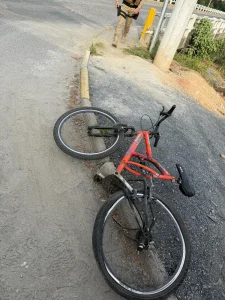 Ciclista fica ferida em colisão com caminhão no Centro de Ituporanga