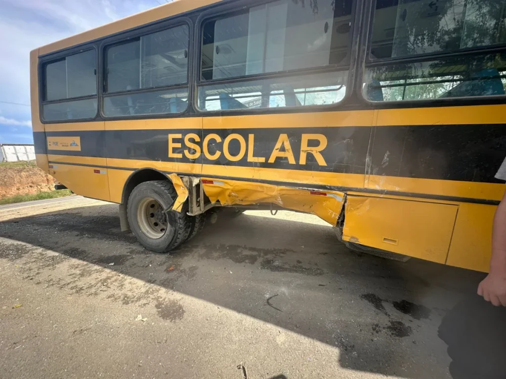 Ônibus escolar se envolve em acidente em Salete