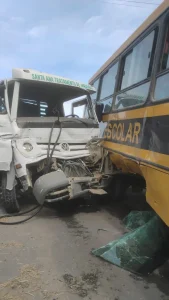 Ônibus escolar se envolve em acidente, em Salete