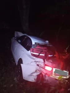 Veículo BMW cai em ribanceira de 20 metros na margem da BR-470, em Apiúna