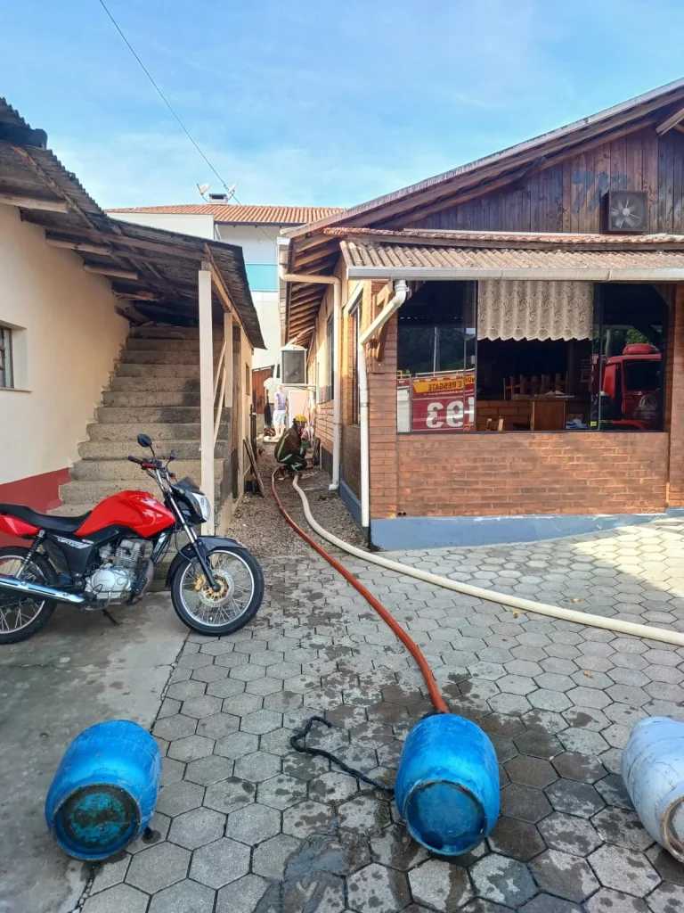 Bombeiros atendem incêndio em estabelecimento comercial de Presidente Getúlio