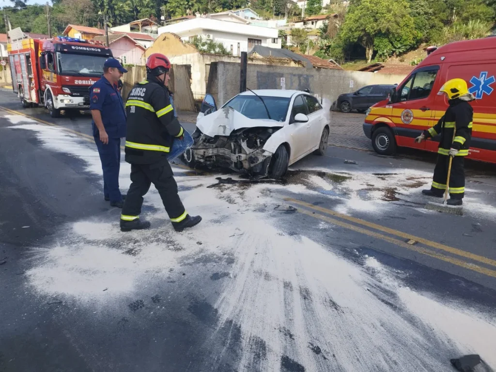 Câmera flagra acidente na rua Rui Barbosa em Rio do Sul; idoso de 74 anos ficou ferido