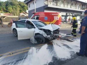 Câmera flagra acidente na rua Rui Barbosa em Rio do Sul; idoso de 74 anos ficou ferido