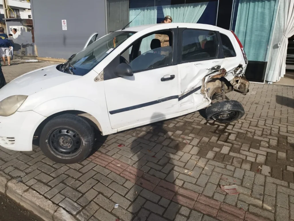 Câmera flagra acidente na rua Rui Barbosa em Rio do Sul; idoso de 74 anos ficou ferido