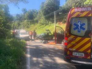 Vítima encarcerada é resgatada pelo porta-malas após acidente na SC-114, em Taió