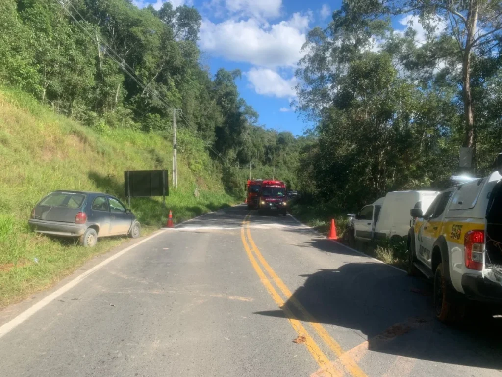 Vítima encarcerada é resgatada pelo porta-malas após acidente na SC-114, em Taió