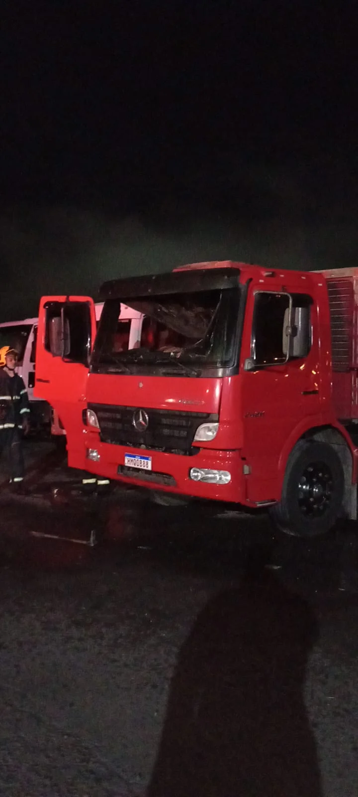 Bombeiros atendem incêndio em um caminhão, em Ituporanga