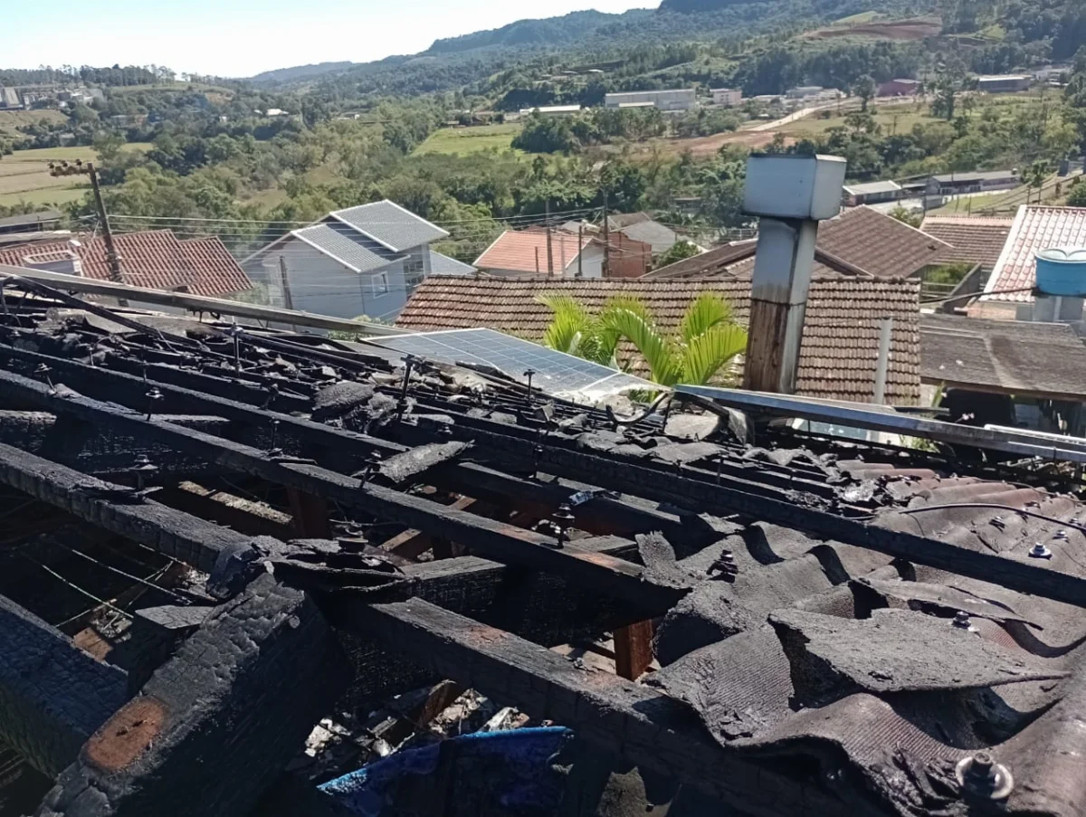 Três pessoas ficam feridas em incêndio na Barra do Trombudo, em Rio do Sul