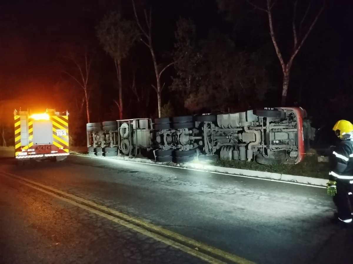 Carreta tomba na SC-350 em Ituporanga e motorista é encaminhado ao hospital1