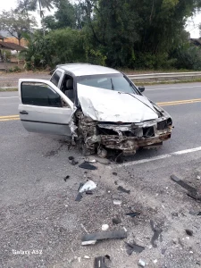 Colisão entre carro e caminhão é registrada na BR-470, em Rodeio