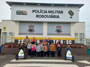 Maio Amarelo: crianças de Taió participam de atividade educativa no posto da Polícia Militar Rodoviária