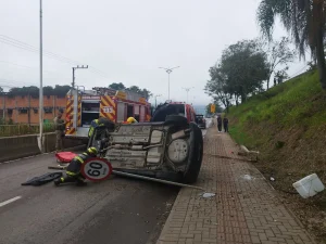 Mulher fica ferida após saída de pista e capotamento em Rio do Sul