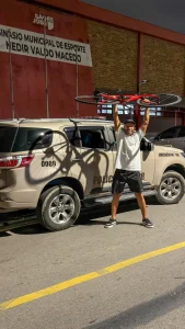 Triatleta recupera bicicleta furtada com ajuda da PM em São José