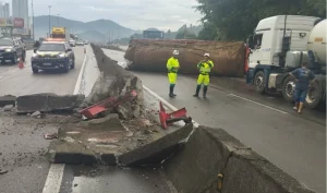 Caminhão tomba e interdita pistas da BR-101 em Balneário Camboriú