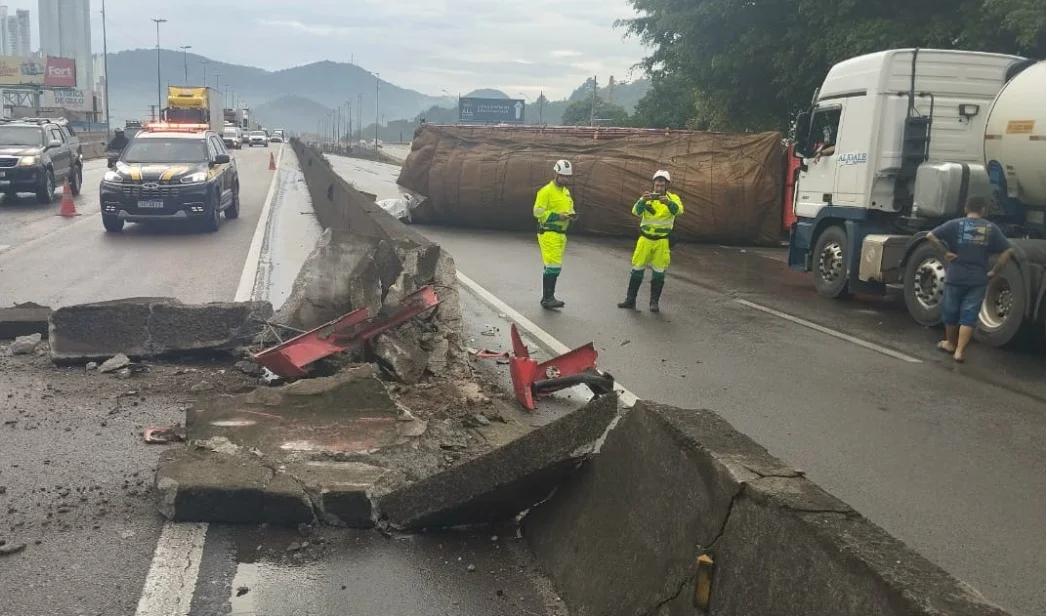 Caminhão tomba e interdita pistas da BR-101 em Balneário Camboriú