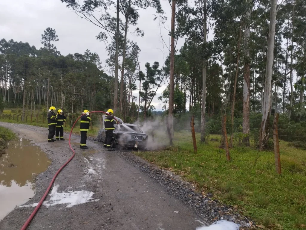 Bombeiros atendem incêndio em veículo na Serra Canoas, em Rio do Sul
