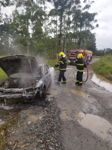 Bombeiros atendem incêndio em veículo na Serra Canoas, em Rio do Sul