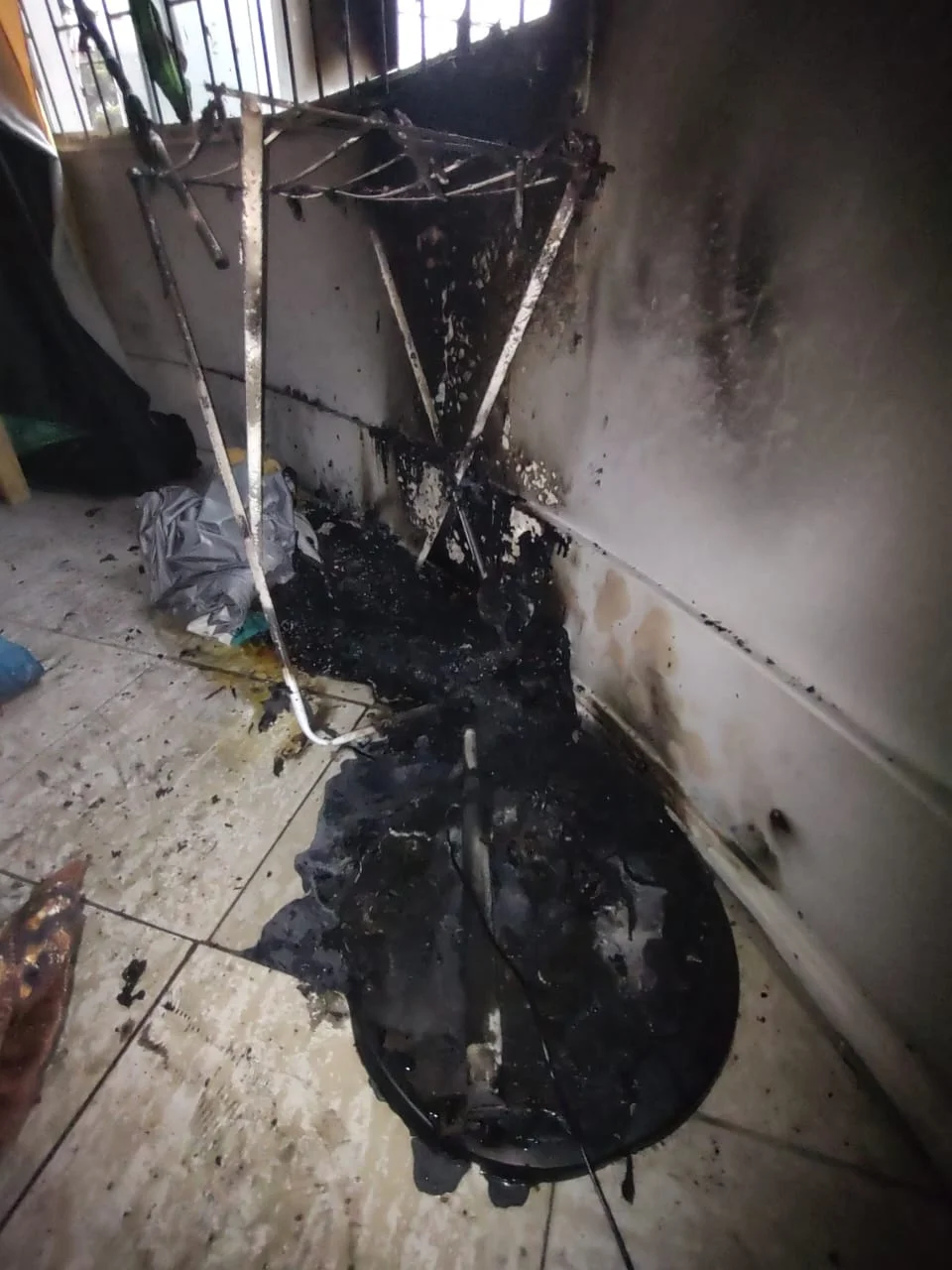 Bombeiros controlam incêndio em apartamento no 2º andar de prédio, em Lages