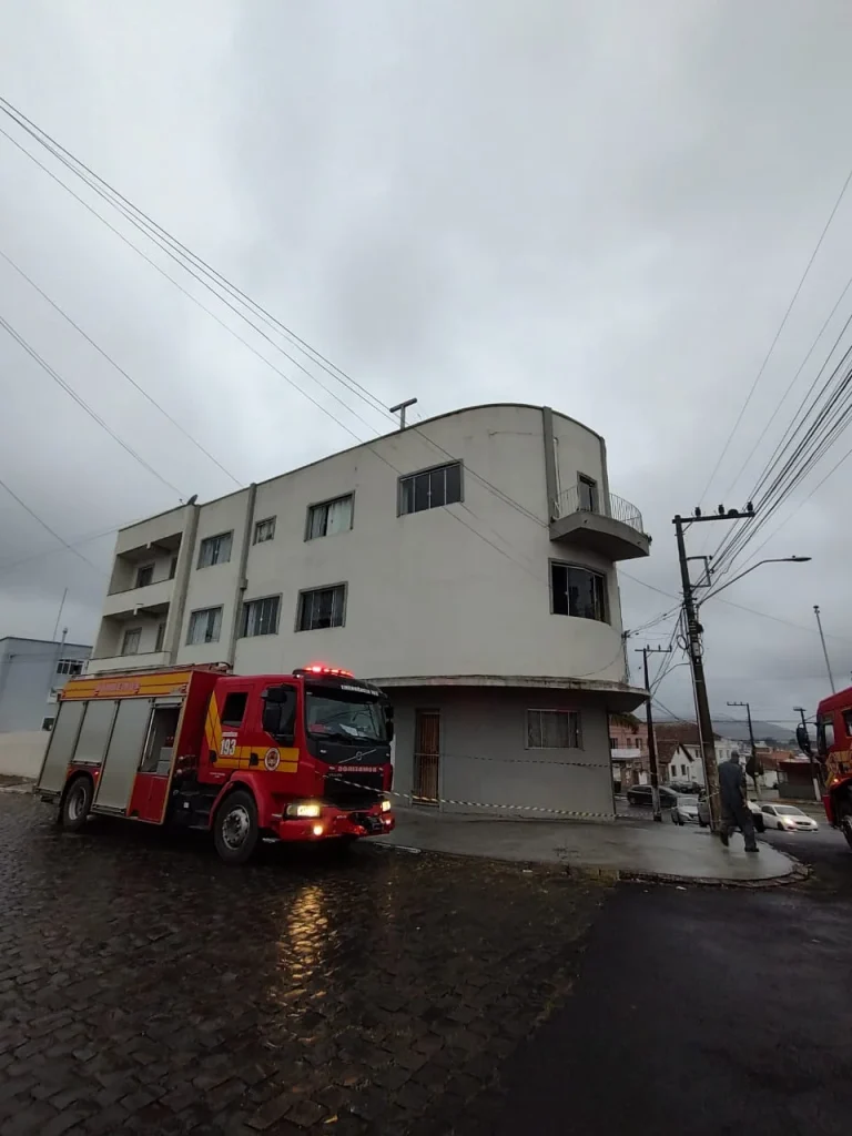 Bombeiros controlam incêndio em apartamento no 2º andar de prédio, em Lages