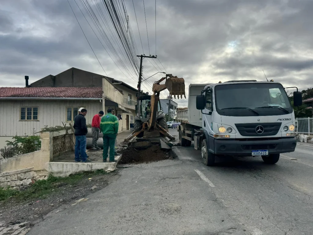 Trânsito em meia pista na Rua Clemente Demarch, em Rio do Sul, durante obra de drenagem