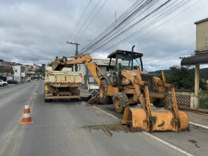 Trânsito em meia pista na Rua Clemente Demarch, em Rio do Sul, durante obra de drenagem