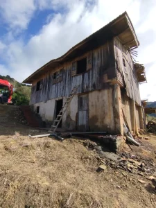 Incêndio atinge residência de madeira no interior de Leoberto Leal
