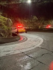 500 kg de sal são espalhados para evitar congelamento de pista na Serra do Rio do Rastro