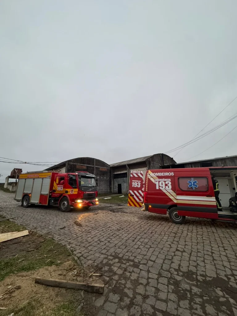Incêndio em barracão industrial é controlado pelos bombeiros na Serra catarinense