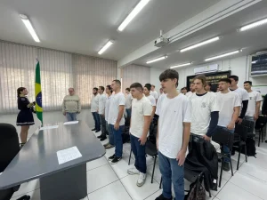 Jovens dispensados participam de cerimônia de Juramento à Bandeira em Rio do Sul