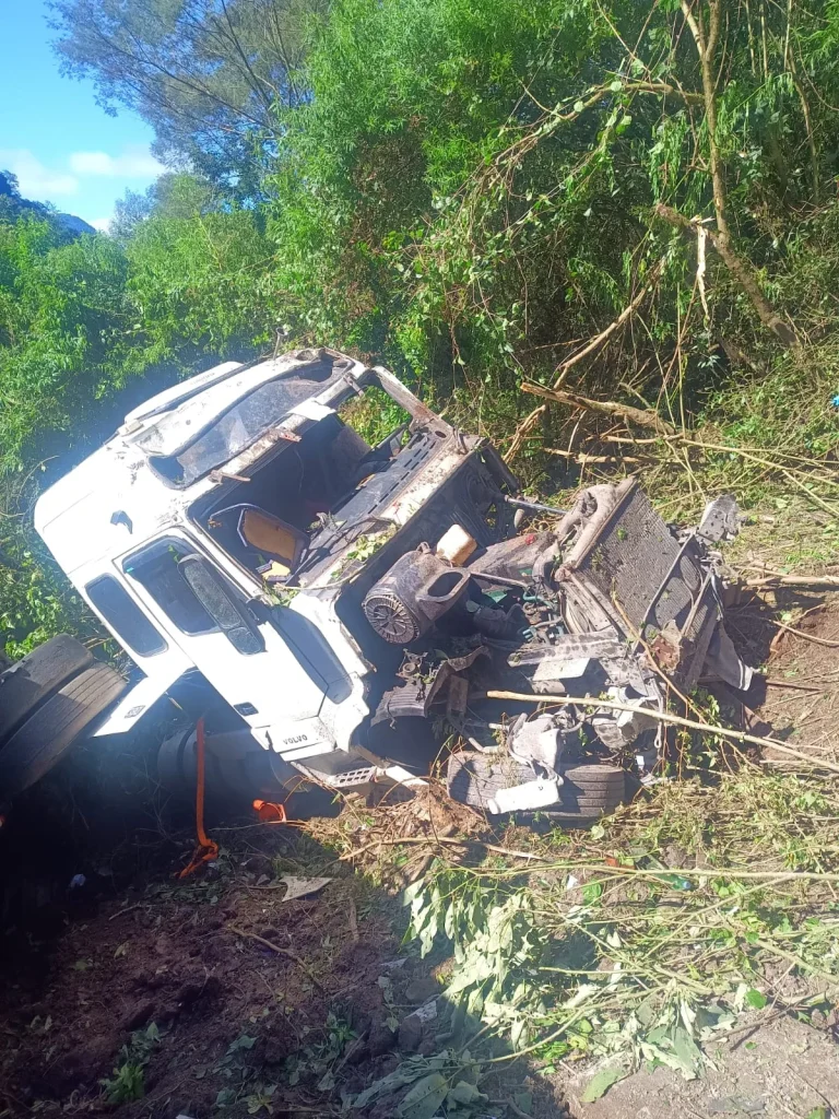 Homem morre após carreta cair em ribanceira na margem da BR-470, em Pouso Redondo