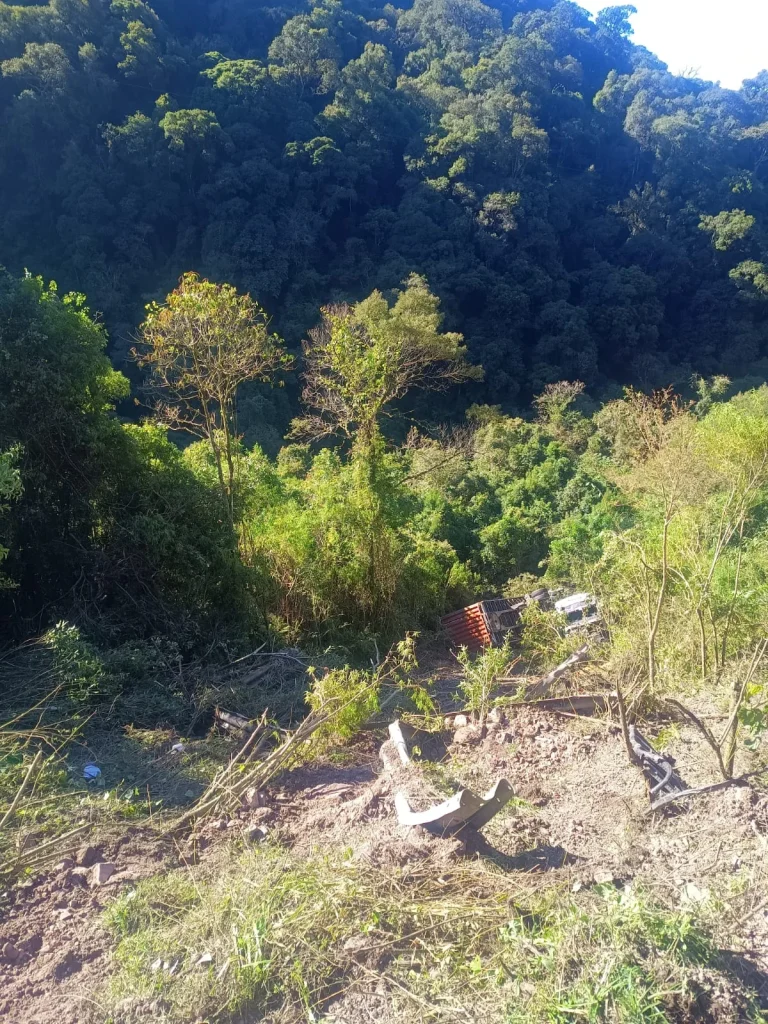Homem morre após carreta cair em ribanceira na margem da BR-470, em Pouso Redondo