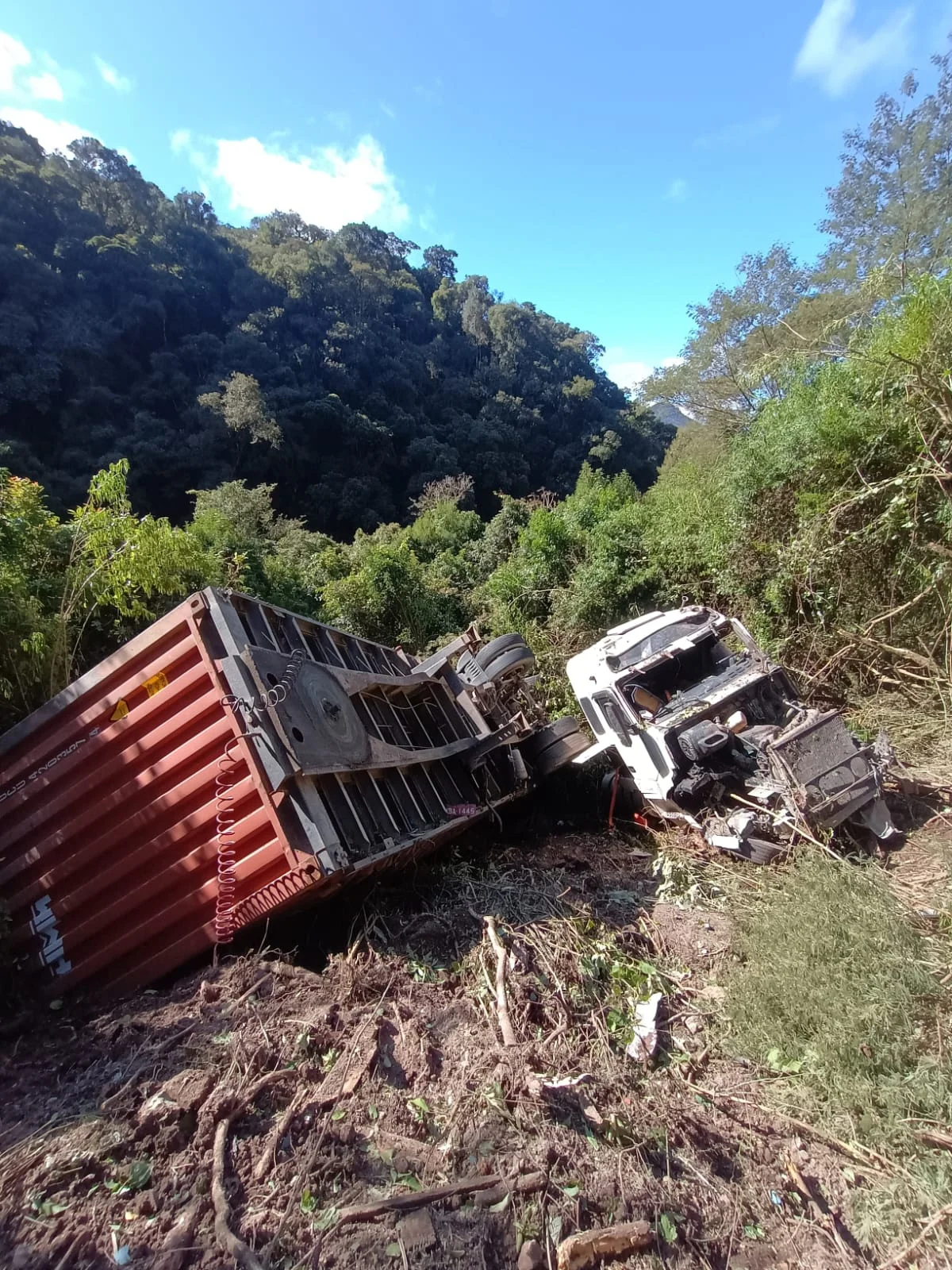 Mulher morre após carreta cair em ribanceira na margem da BR-470, em Pouso Redondo