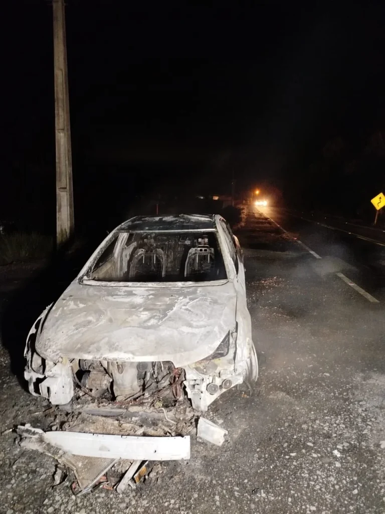 Veículo é destruído por incêndio na SC-110, em Petrolândia