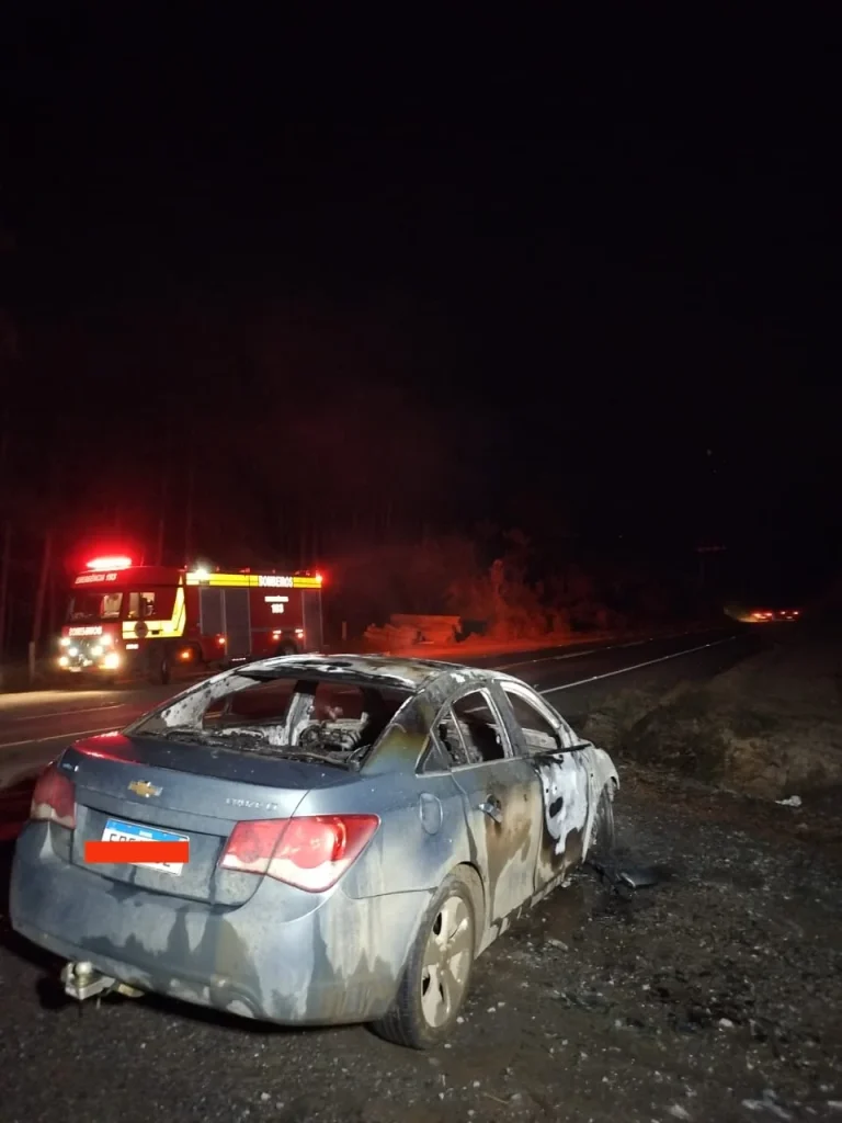 Veículo é destruído por incêndio na SC-110, em Petrolândia