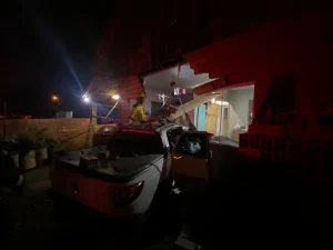 Veículo derruba muro e invade residência no bairro Barragem, em Rio do Sul