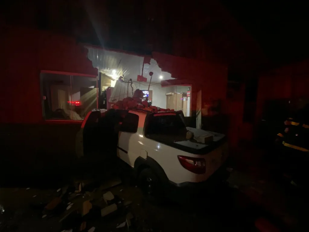 Veículo derruba muro e invade residência no bairro Barragem, em Rio do Sul