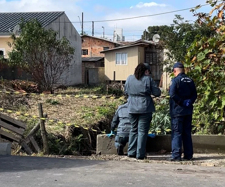 Corpo de idoso é encontrado dentro de riacho em Lages; homem teria caído de ponte