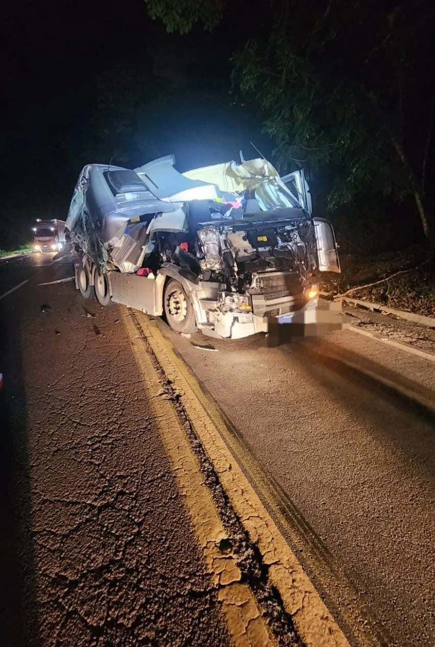 Colisão entre caminhões mobiliza bombeiros na BR-470 em Ibirama