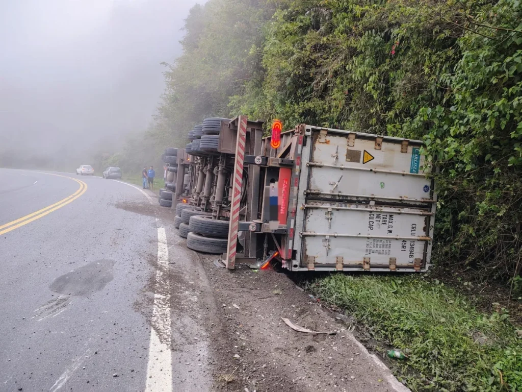 Acidente aconteceu na manhã deste sábado, na Serra da Santa