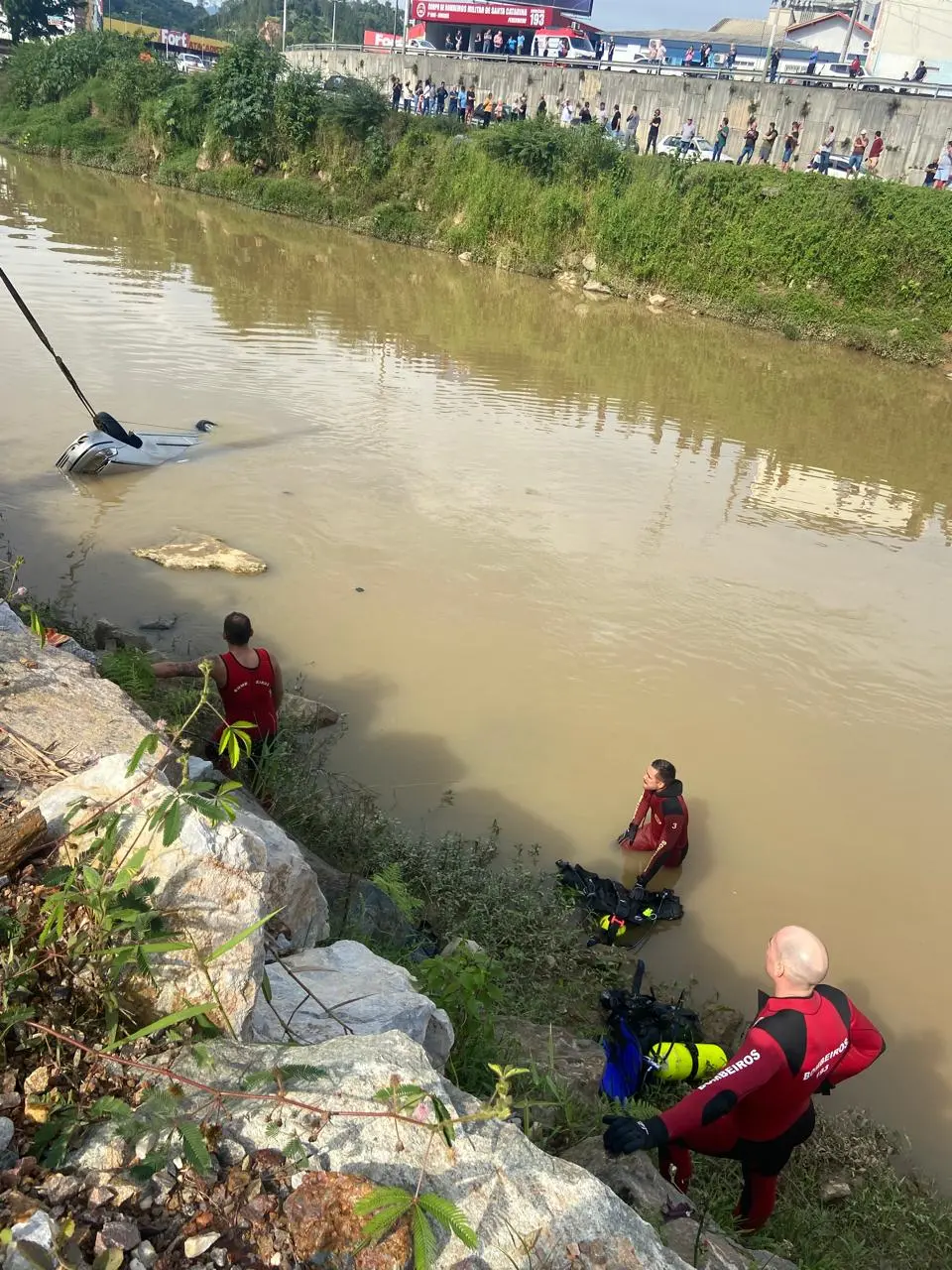 Corpo de mulher encontrada morta dentro de carro submerso é sepultado em Brusque