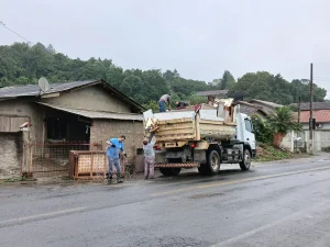 Mais de 20 toneladas de resíduos são recolhidas em ação ambiental nos bairros Barragem e Barra do Trombudo em Rio do Sul