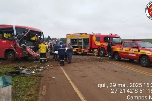 Três pessoas, incluindo gestante, ficam feridas em acidente entre caminhão e ônibus na BR-282