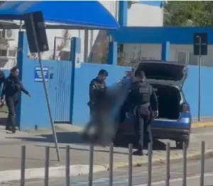 Homem em surto pula muro e invade escola em Santa Catarina