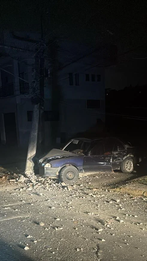 Condutor é detido após colidir em poste e se evadir do local do acidente