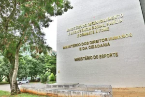 Atualização: Homem é preso após portar explosivo em ministério