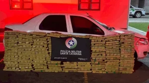 Dupla é presa em Curitibanos transportando 640 kg de maconha em veículo clonado