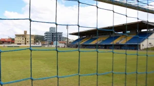 Mulher é presa por injúria racial contra jogador de futebol, no estádio de Rio do Sul